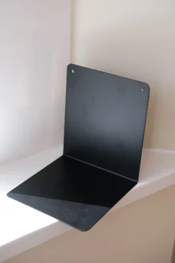 Bogstøtte • Hylde • Sort • Sendes ikke