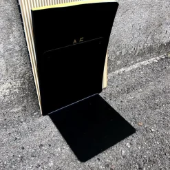 Bogstøtte • Hylde • Sort • Sendes ikke