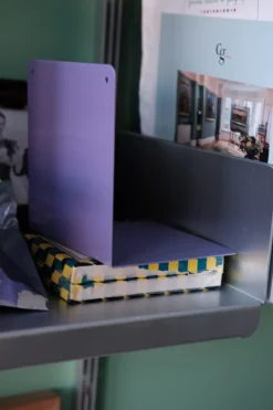 Bogstøtte • Hylde • Violet • Sendes ikke