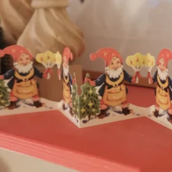 Julepynt • Papirguirlande • Bord • Nisse med Juletræ • Lille