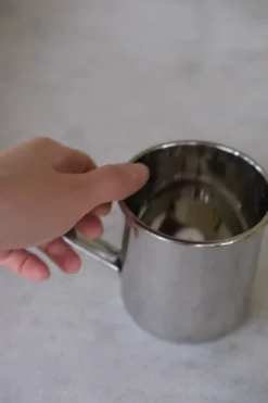 Krus med Hank • Stål • 8 cm