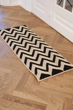 Måtte • Chevron • 46 x 120 cm • Sort