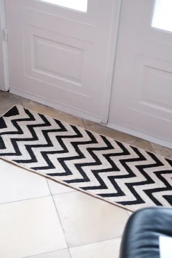 Måtte • Chevron • 46 x 120 cm • Sort