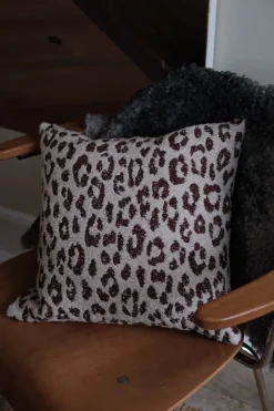 Uldpude • 45x45 cm • Leopard • Hvid & Bourdeaux