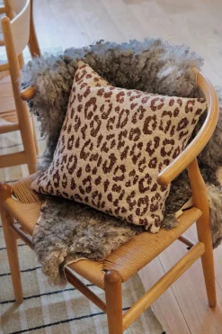 Uldpude • 45x45 cm • Leopard • Hvid & Bourdeaux