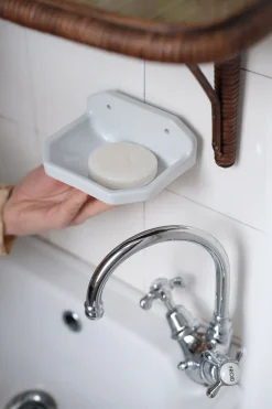 Vægophæng til sæbe • Porcelæn • Hvid
