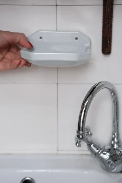 Vægophæng til sæbe • Porcelæn • Hvid